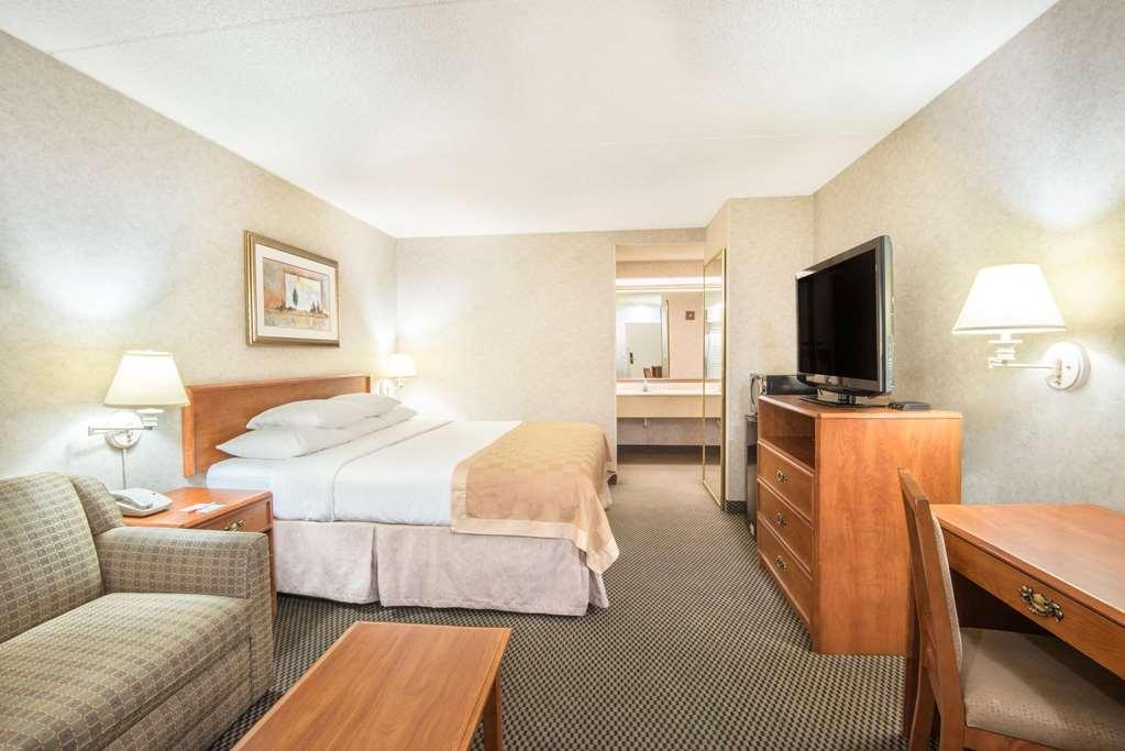 Travelodge By Wyndham Pueblo Room photo